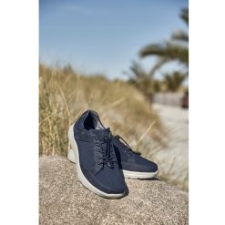New Feet Sneakers Blåa med elastiska skosnören miljöbild