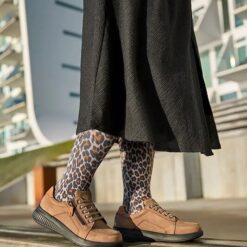 New Feet Helen Sneakers med dragkedja Sand miljöbild