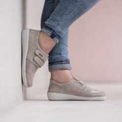 Varomed Lausanne Vardagsskor Sandfärgade miljöbild