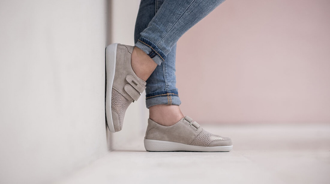 Varomed Lausanne Vardagsskor Sandfärgade miljöbild